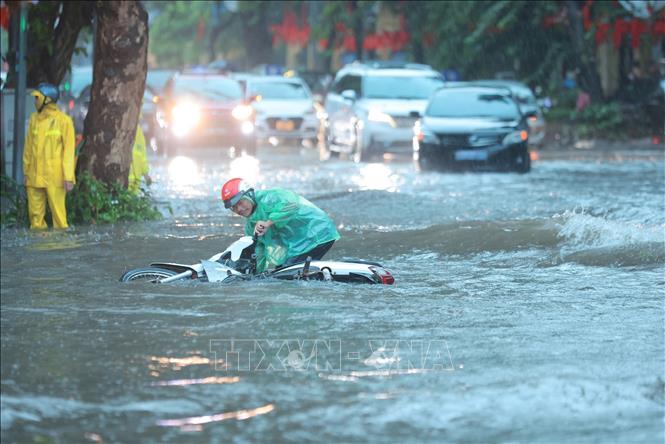 Ngập nặng trên phố Hai Bà Trưng đoạn cắt phố Hàng Bài. Ảnh: Hoàng Hiếu-TTXVN