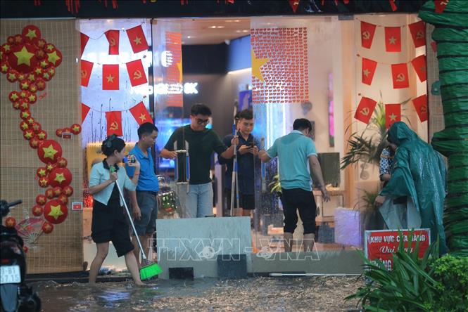 Ngập nặng trên phố Hai Bà Trưng đoạn cắt phố Hàng Bài, nước tràn vào một số cửa hàng. Ảnh: Hoàng Hiếu-TTXVN