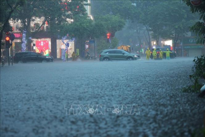 Đã lâu rồi Hà Nội mới hứng chịu trận ngập lớn thế này. Ảnh: Hoàng Hiếu-TTXVN