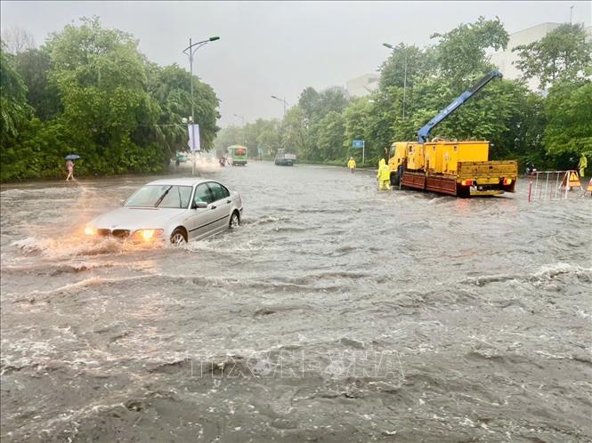 Ngập sâu trên phố Đàm Quang Trung. Ảnh: Thành Phương-TTXVN
