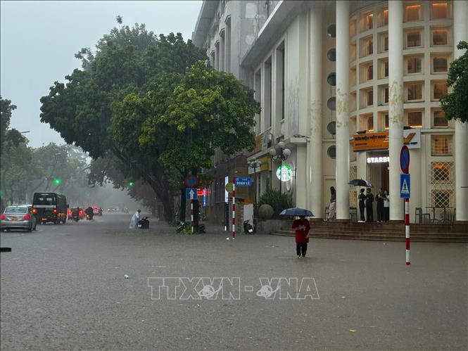 Ngập trên phố Đinh Tiên Hoàng, đoạn Bưu điện Hà Nội. Ảnh: Lê Đông-TTXVN