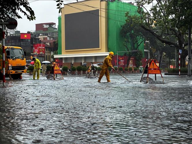 Ngập tại khu vực Quảng trường Đông Kinh Nghĩa Thục. Ảnh: Lê Đông-TTXVN