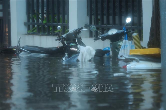Các phương tiện ngập sâu trong nước trên phố Trần Quốc Toản. Ảnh: Hoàng Hiếu - TTXVN