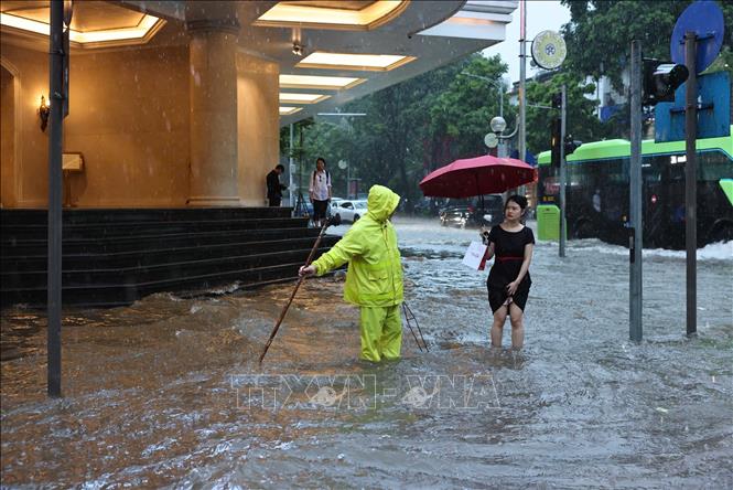 Phố Hàng Bài trong tình trạng ngập sâu do lượng mưa quá lớn. Ảnh: Minh Đức - TTXVN