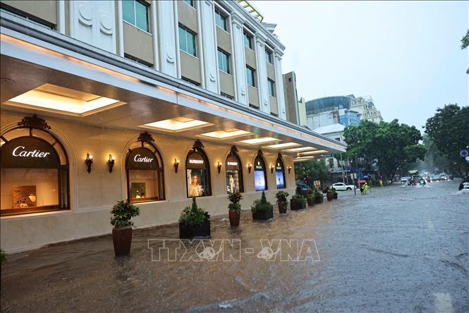 Phố Hàng Bài trong tình trạng ngập sâu do lượng mưa quá lớn. Ảnh: Minh Đức - TTXVN