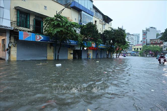 Phố Điện Biên Phủ ngập sâu trong nước. Ảnh: Minh Đức - TTXVN