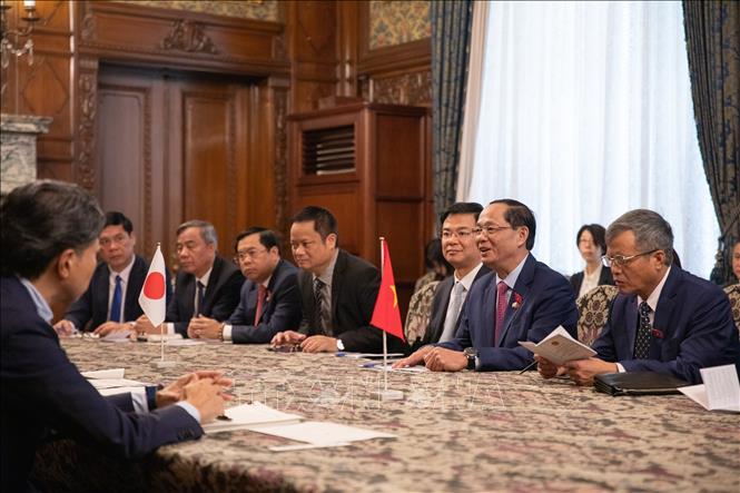 Phó Chủ tịch Quốc hội Trần Quang Phương hội đàm với Phó Chủ tịch Hạ viện Nhật Bản Genba Koichiro. Ảnh: Nguyễn Tuyến - Pv TTXVN tại Nhật Bản