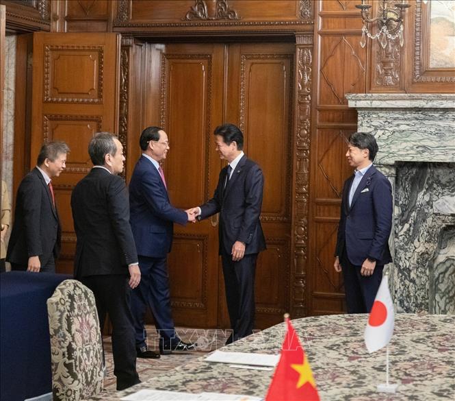 Phó Chủ tịch Hạ viện Nhật Bản Genba Koichiro chào mừng Phó Chủ tịch Quốc hội Trần Quang Phương và Đoàn đại biểu Quốc hội cấp cao của Việt Nam. Ảnh: Nguyễn Tuyến - Pv TTXVN tại Nhật Bản