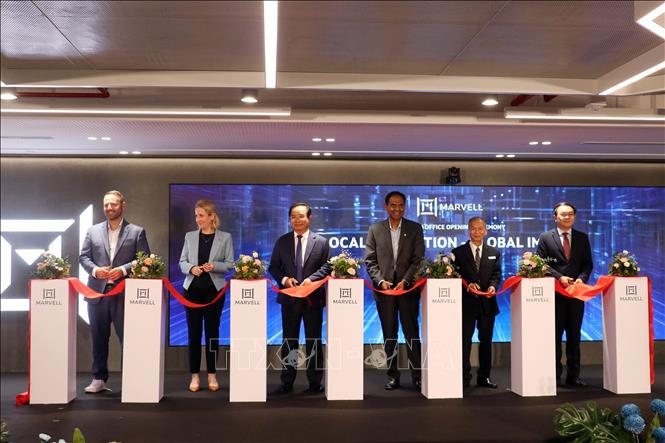 Các đại biểu thực hiện nghi thức khai trương Văn phòng mới của Marvell tại Etown 6 (Thành phố Hồ Chí Minh). Ảnh: Tiến Lực - TTXVN