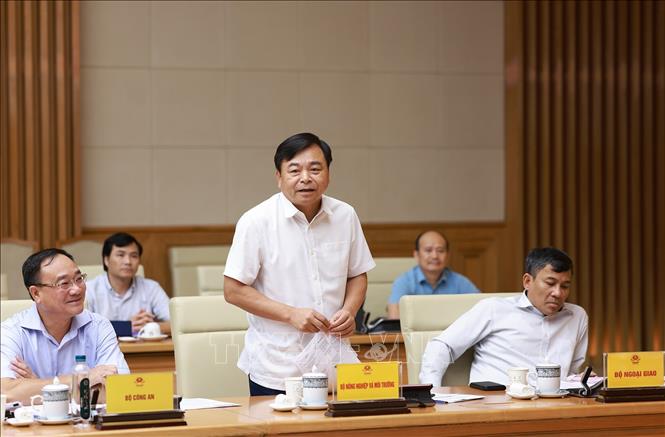 Thứ trưởng Bộ Nông nghiệp và Môi trường Nguyễn Hoàng Hiệp báo cáo tình hình khai thác hải sản. Ảnh: Dương Giang-TTXVN
