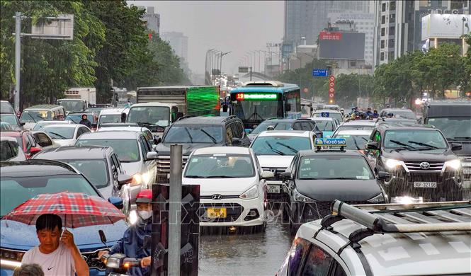 Ùn tắc dưới chân cầu Vĩnh Tuy (phía đường Minh Khai) do ô tô khó khăn khi đi qua điểm ngập sâu (chiều 30/9/2025). Ảnh: Thanh Tùng - TTXVN