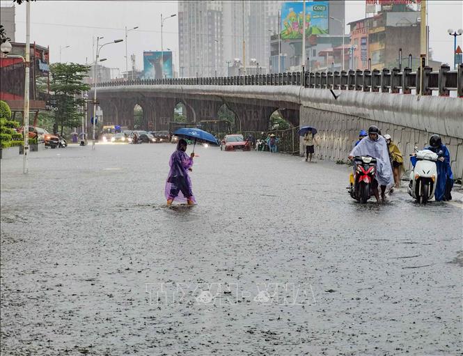 Cuối đường Minh Khai (phía chân cầu Vĩnh Tuy) mênh mông nước (chiều 30/9/2025). Ảnh: Thanh Tùng - TTXVN 