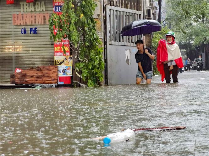 Ngập úng tại phố Mạc Thị Bưởi, người dân khó khăn khi di chuyển (chiều 30/9/2025). Ảnh: Thanh Tùng - TTXVN 