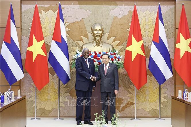 Chủ tịch Quốc hội Trần Thanh Mẫn đón Chủ tịch Quốc hội Cuba Esteban Lazo Hernández. Ảnh: Doãn Tấn - TTXVN