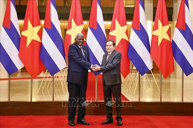 Chủ tịch Quốc hội Trần Thanh Mẫn đón Chủ tịch Quốc hội Cuba Esteban Lazo Hernández . Ảnh: Doãn Tấn - TTXVN