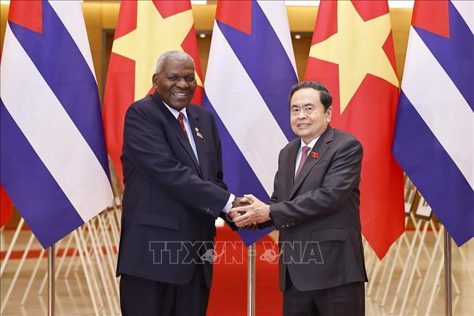 Chủ tịch Quốc hội Trần Thanh Mẫn đón Chủ tịch Quốc hội Cuba Esteban Lazo Hernández . Ảnh: Doãn Tấn - TTXVN