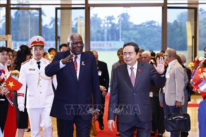 Chủ tịch Quốc hội Trần Thanh Mẫn đón Chủ tịch Quốc hội Cuba Esteban Lazo Hernández. Ảnh: Doãn Tấn - TTXVN