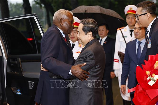 Chủ tịch Quốc hội Trần Thanh Mẫn đón Chủ tịch Quốc hội Cuba Esteban Lazo Hernández. Ảnh: Doãn Tấn - TTXVN