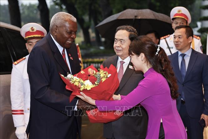 Chủ tịch Quốc hội Trần Thanh Mẫn đón Chủ tịch Quốc hội Cuba Esteban Lazo Hernández. Ảnh: Doãn Tấn - TTXVN