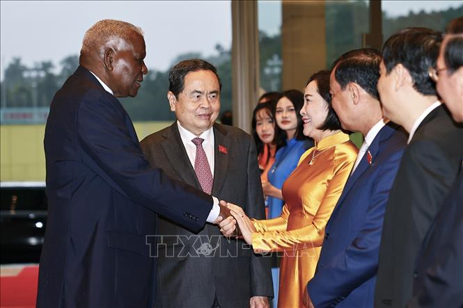 Chủ tịch Quốc hội Trần Thanh Mẫn giới thiệu đoàn Việt Nam tới Chủ tịch Quốc hội Cuba Esteban Lazo Hernández. Ảnh: Doãn Tấn - TTXVN