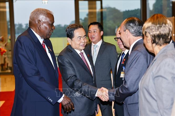 Chủ tịch Quốc hội Cuba Esteban Lazo Hernández giới thiệu đoàn Cuba tới Chủ tịch Quốc hội Trần Thanh Mẫn. Ảnh: Doãn Tấn - TTXVN