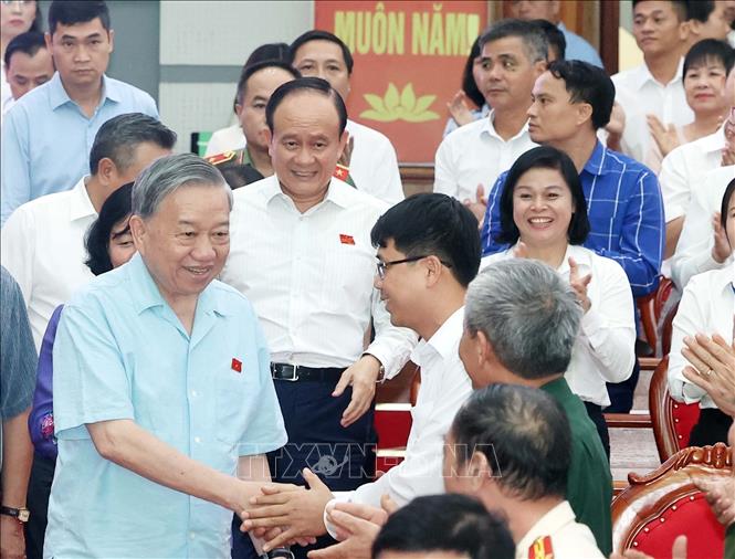 Tổng Bí thư Tô Lâm cùng các thành viên Đoàn đại biểu Quốc hội thành phố Hà Nội, đơn vị bầu cử số 10 tiếp xúc cử tri 9 xã. Ảnh: Thống Nhất – TTXVN