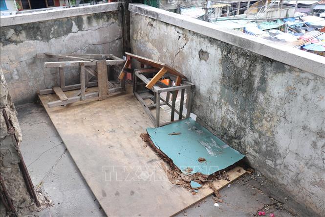 Một số đoạn lan cang, sàn nhà chung cư Phạm Thế Hiển (phường Chánh Hưng) bị hư hỏng nặng, tạo khoảng trống lớn, chỉ còn bám víu với nhau bởi phần thép sắt hoen gỉ. Ảnh: Thanh Vũ-TTXVN