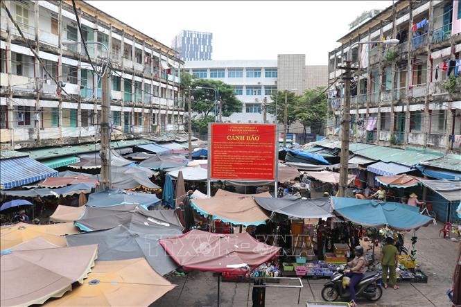Toàn cảnh chung cư Vĩnh Hội (phường Vĩnh Hội) bao gồm lô A, B, C được xây dựng từ trước 1975 được xác định tình trạng cấp D - nguy hiểm bởi tình trạng xuống cấp nặng. Ảnh: Thanh Vũ-TTXVN