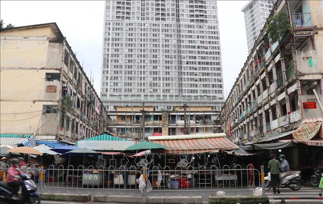 Một góc chung cư Vĩnh Hội (phường Vĩnh Hội) bao gồm lô A, B, C được xây dựng từ trước 1975 được xác định tình trạng cấp D - nguy hiểm bởi tình trạng xuống cấp nặng. Ảnh: Thanh Vũ-TTXVN