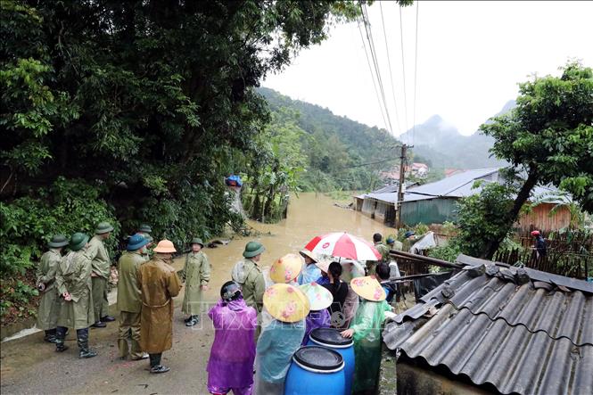 Xóm Lùm Thúm, thôn Đoàn Kết, xã Tân Đoàn, tỉnh Lạng Sơn có khoảng 50 hộ dân với khoảng gần 200 nhân khẩu; trong đó nhiều hộ bị nước ngập vào nhà, đường vào xóm bị ngập. Ảnh: Văn Đạt - TTXVN