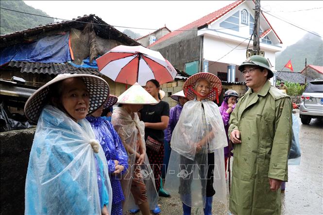 Phó Chủ tịch Thường trực UBND tỉnh Lạng Sơn Dương Xuân Huyên thăm hỏi, động viên bà con nhân dân vùng ngập lụt xã Tân Đoàn. Ảnh: Văn Đạt - TTXVN