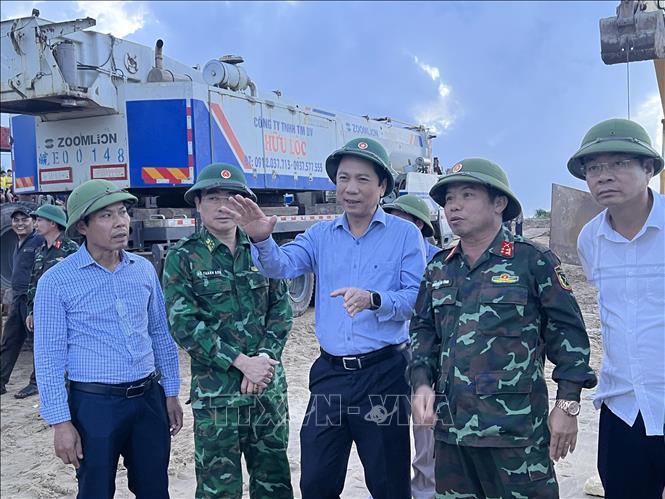 Ông Hoàng Nam, Phó Chủ tịch Thường trực UBND tỉnh Quảng Trị, Chỉ huy trưởng Sở Chỉ huy tiền phương tìm kiếm, cứu hộ, cứu nạn tàu và thuyền viên mất tích do bão số 10 trực tiếp chỉ đạo trục vớt tàu. Ảnh: Nguyên Linh-TTXVN