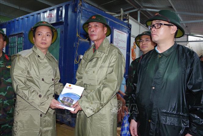 Chủ tịch UBND tỉnh Cao Bằng Lê Hải Hòa động viên các lực lượng tham gia tìm kiếm nạn nhân mất tích. Ảnh: TTXVN phát
