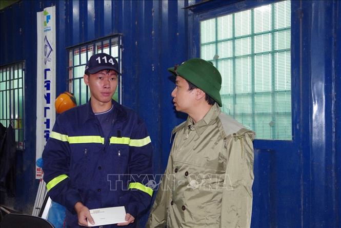 Chủ tịch UBND tỉnh Cao Bằng Lê Hải Hòa động viên công nhân làm việc tại công trường. Ảnh: TTXVN phát
