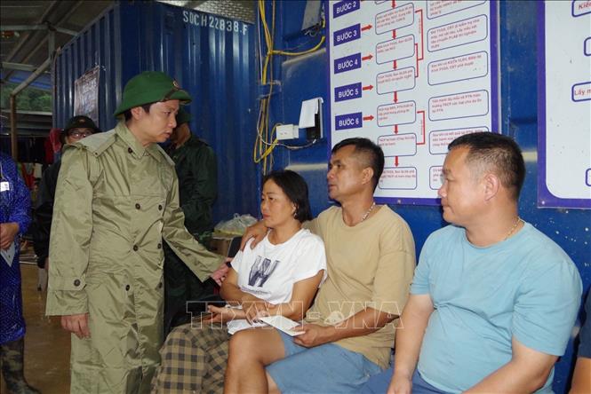 Chủ tịch UBND tỉnh Cao Bằng Lê Hải Hòa động viên các gia đình có nạn nhân mất tích. Ảnh: TTXVN phát