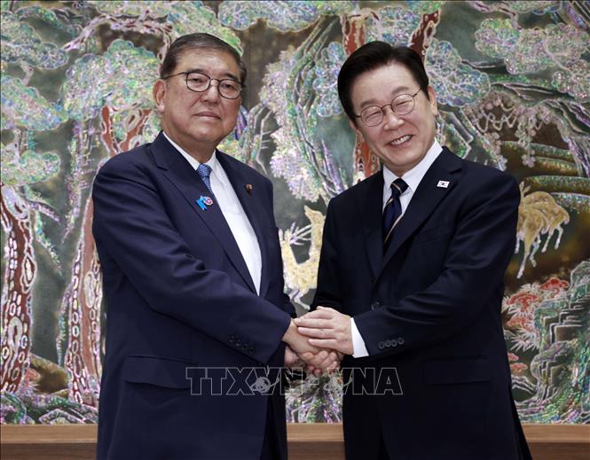 Tổng thống Hàn Quốc Lee Jae Myung (phải) và Thủ tướng Nhật Bản Shigeru Ishiba tại cuộc hội đàm ở Busan, ngày 30/9/2025. Ảnh: Yonhap/TTXVN