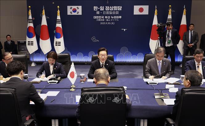 Tổng thống Hàn Quốc Lee Jae Myung và Thủ tướng Nhật Bản Shigeru Ishiba tại cuộc hội đàm ở Busan, ngày 30/9/2025. Ảnh: Yonhap/TTXVN