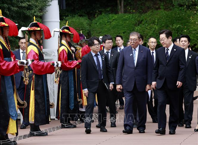 Tổng thống Hàn Quốc Lee Jae Myung và Thủ tướng Nhật Bản Shigeru Ishiba tại lễ đón ở Busan, ngày 30/9/2025. Ảnh: Yonhap/TTXVN