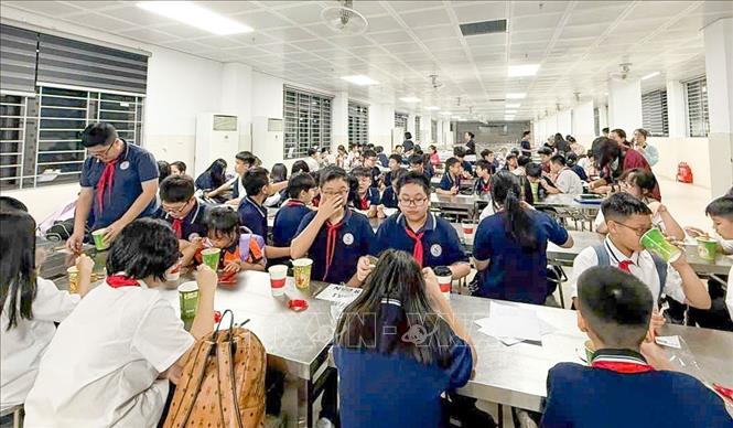 Trường THCS Giảng Võ bố trí ăn tối cho học sinh khi chưa có bố mẹ đón về. Ảnh: TTXVN phát