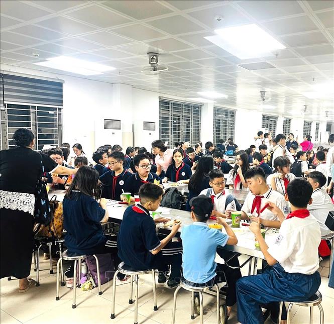 Bên cạnh việc tổ chức ăn tối cho học sinh, trường THCS Giảng Võ cũng đã sắp xếp chỗ ngủ chu đáo nếu học sinh phải ở lại vì bố mẹ chưa thể đón về trong tối 30/9/2025. Ảnh: TTXVN