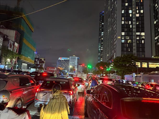 Những điểm nút giao thông đông đúc vào chiều muộn sau khi mưa vừa ngớt. Ảnh: Quốc Khánh - TTXVN