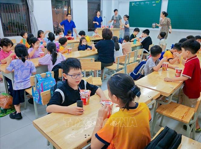 Trường tiểu học Nguyễn Viết Xuân bố trí bữa ăn cho học sinh khi chưa có bố mẹ đón về. Ảnh: TTXVN phát