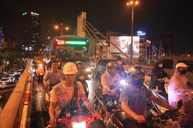 Cầu vượt Ngã Tư Sở đông đúc cả hai chiều. Ảnh: Phan Tuấn Anh - TTXVN
