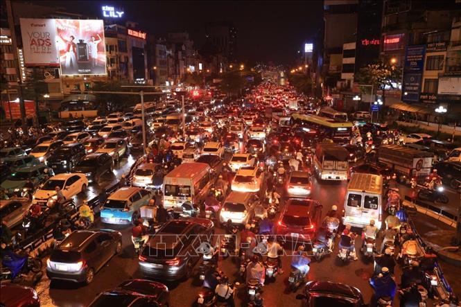 Khu vực nút giao Ngã Tư Sở tắc nghẽn cục bộ khi người dân trở về nhà sau khi mưa ngớt, nước rút. Ảnh: Phan Tuấn Anh - TTXVN