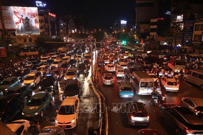 Khu vực nút giao Ngã Tư Sở tắc nghẽn cục bộ khi người dân trở về nhà sau khi mưa ngớt, nước rút. Ảnh: Phan Tuấn Anh - TTXVN