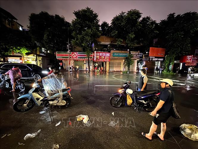 Nhiều phương tiện không thể khởi động sau khi vượt qua khu vực ngập nước. Ảnh: Quốc Khánh - TTXVN