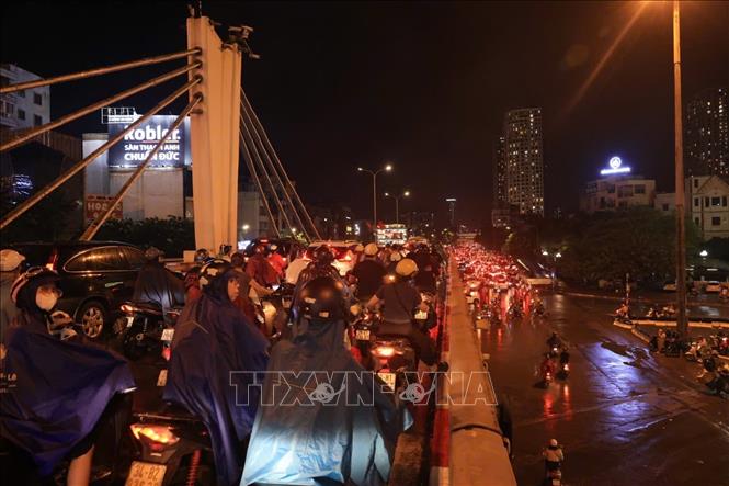 Mệt mỏi vì chờ đợi tắc đường trên cầu vượt Ngã Tư Sở. Ảnh: Phan Tuấn Anh - TTXVN