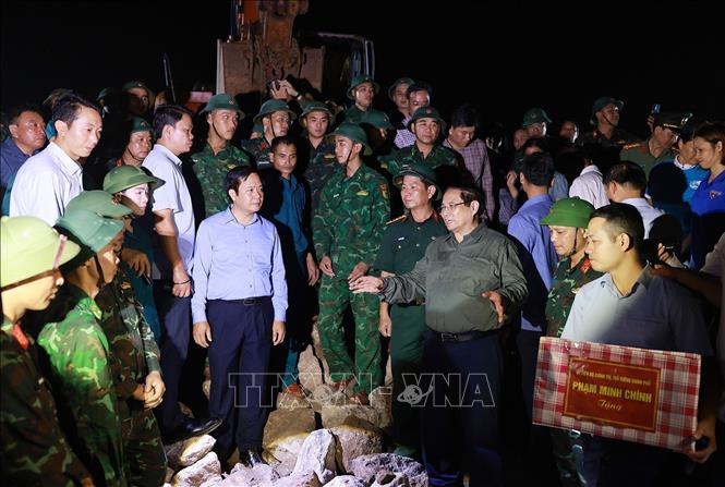 Thủ tướng Phạm Minh Chính chỉ đạo công tác gia cố đê điều, khắc phục hậu quả tại khu vực đê biển Hải Thịnh 3. Ảnh: Dương Giang-TTXVN 
