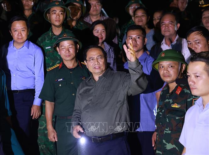 Thủ tướng Phạm Minh Chính chỉ đạo công tác gia cố đê điều, khắc phục hậu quả tại khu vực đê biển Hải Thịnh 3. Ảnh: Dương Giang-TTXVN 
