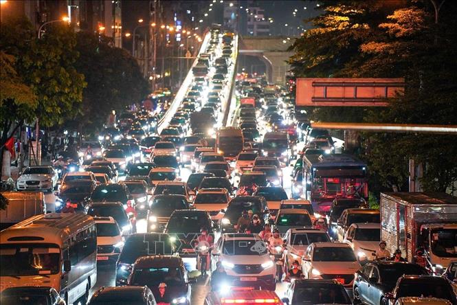 Đường Trường Chinh vẫn ùn tắc cục bộ (ảnh chụp lúc 21h10). Ảnh: Khánh Hoà - TTXVN